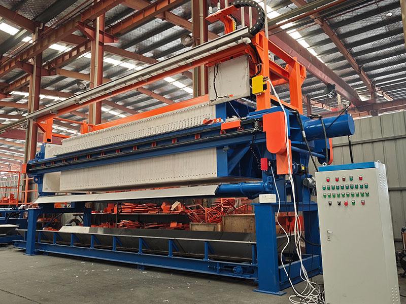 Filtre-presse à chambres de 200 m² destiné à un client argentin