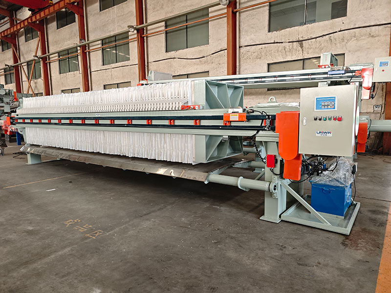Filtre-presse à chambre de 250 m² destiné à un client ghanéen